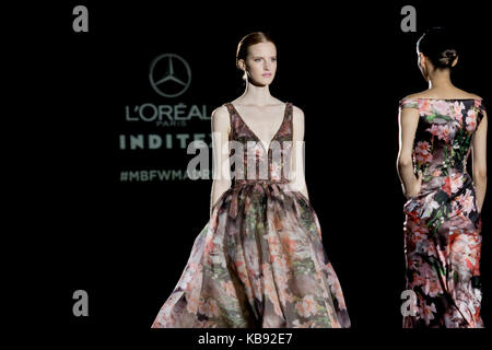 Redhead Modell trägt ein Kleid mit Blumenmuster in Hannibal Laguna Sammlung Mercedes-Benz Fashion Week 2017. Stockfoto