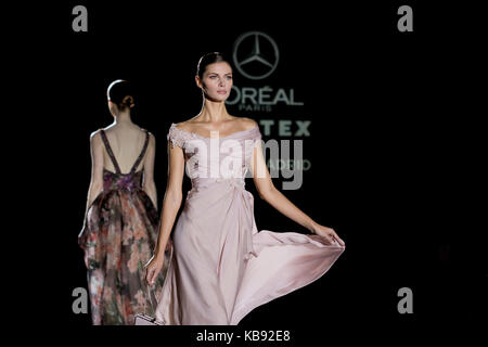 Brunette Modell tragen eine rosige floaty Dress in Hannibal Laguna Sammlung Mercedes-Benz Fashion Week 2017. Stockfoto