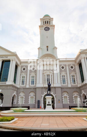 Singapur - 6. SEPTEMBER 2017: Die Victoria Theater- und Konzertsaal ist eines der wichtigsten historischen Gebäude in Singapur mit der Statue des Gründers Sta Stockfoto
