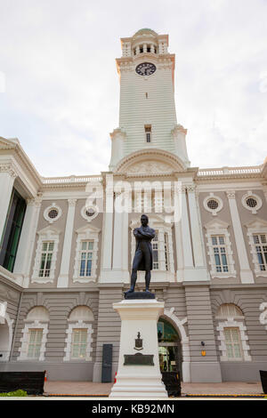 Singapur - 6. SEPTEMBER 2017: Die Victoria Theater- und Konzertsaal ist eines der wichtigsten historischen Gebäude in Singapur mit der Statue des Gründers Sta Stockfoto
