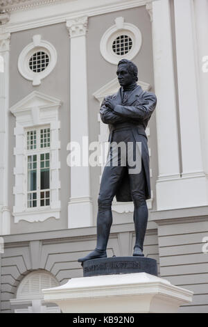 Singapur - 6. SEPTEMBER 2017: Die Victoria Theater- und Konzertsaal ist eines der wichtigsten historischen Gebäude in Singapur mit der Statue des Gründers Sta Stockfoto