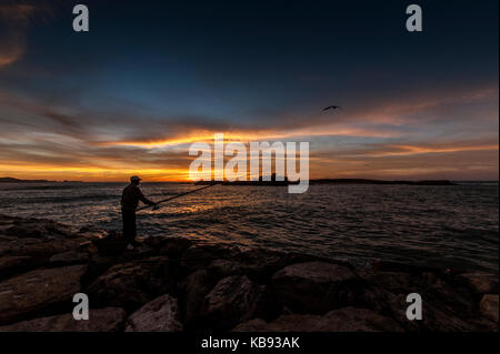 Fischer Fänge Fischen bei Sonnenuntergang Essaouira, Marokko Stockfoto