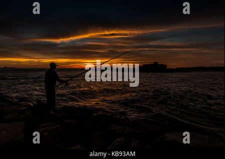 Fischer Fänge Fischen bei Sonnenuntergang Essaouira, Marokko Stockfoto