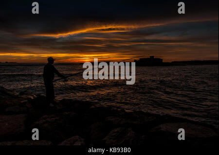 Fischer Fänge Fischen bei Sonnenuntergang Essaouira, Marokko Stockfoto