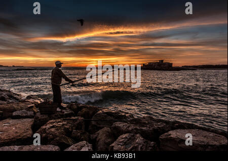 Fischer Fänge Fischen bei Sonnenuntergang Essaouira, Marokko Stockfoto