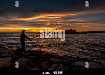 Fischer Fänge Fischen bei Sonnenuntergang Essaouira, Marokko Stockfoto