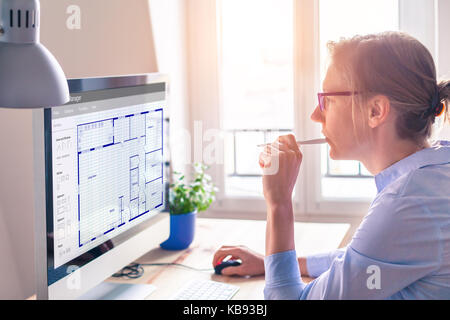 Architekt auf dem Computer Software arbeiten, blueprint Grundriss Skizze des Bauprojekts zu Design, Architektur Konzept Stockfoto