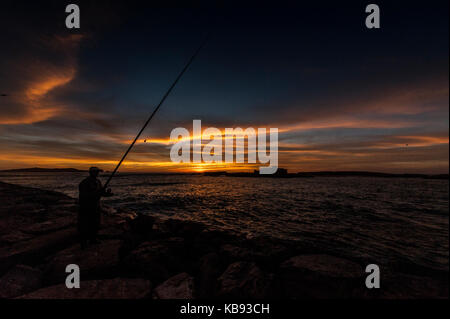 Fischer Fänge Fischen bei Sonnenuntergang Essaouira, Marokko Stockfoto