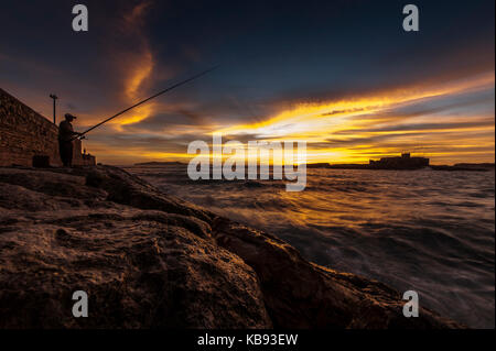 Fischer Fänge Fischen bei Sonnenuntergang Essaouira, Marokko Stockfoto
