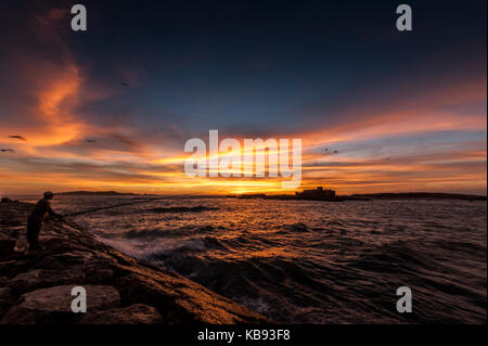 Fischer Fänge Fischen bei Sonnenuntergang Essaouira, Marokko Stockfoto