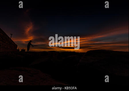Fischer Fänge Fischen bei Sonnenuntergang Essaouira, Marokko Stockfoto