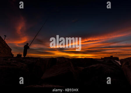Fischer Fänge Fischen bei Sonnenuntergang Essaouira, Marokko Stockfoto