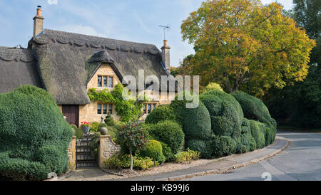 Cotswold stone Reetdachhaus im Herbst. Chipping Campden, Cotswolds, Gloucestershire, England Stockfoto