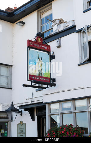 Das Einhorn pub Schild auf dem Marktplatz in Deddington, Oxfordshire, England Stockfoto