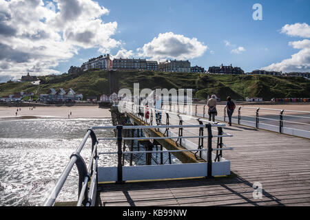 Ein Blick vom Pier der Klippen von Saltburn by the Sea, England, Großbritannien Stockfoto