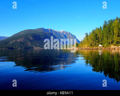 Kanufahren auf dem offenen Meer Sechelt, Kanada Stockfoto