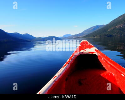 Kanufahren auf dem offenen Meer Sechelt, Kanada Stockfoto