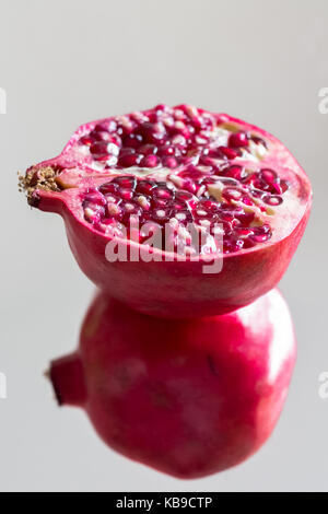 Nahaufnahme von einem Granatapfel Obst halbiert Stockfoto