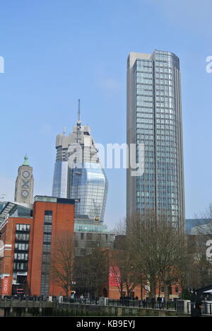 Oxo Tower (links), South Bank Tower (rechts) und einem Blackfriars im Bau in der Entfernung, London, England, Großbritannien Stockfoto