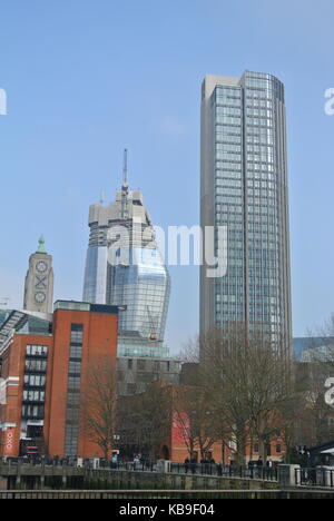 Oxo Tower (links), South Bank Tower (rechts) und einem Blackfriars im Bau in der Entfernung, London, England, Großbritannien Stockfoto