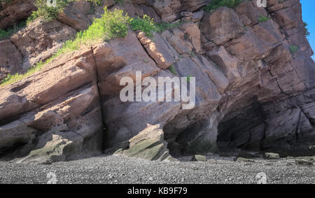 Serie von Höhlen und Felsspalten auf die Felswand in den Fundy National Park, NB, Canada Stockfoto