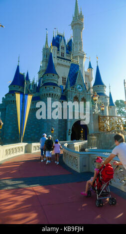 Blick auf Cinderella's Castle gegen einen blauen Himmel bei Magic Kingdom, Disney World, Florida, USA Stockfoto