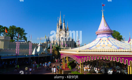 Blick auf Cinderella's Castle gegen einen blauen Himmel bei Magic Kingdom, Disney World, Florida, USA Stockfoto