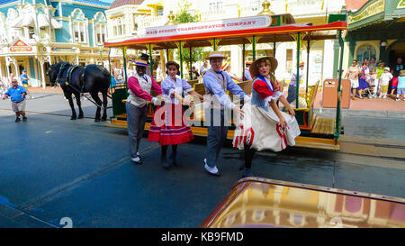 Tänzer Pferd und Wagen Waggon in Magic Kingdom, Disney World, Florida USA Unterhaltung Entertainer Gesang Interpreten Konzept durchführen Stockfoto