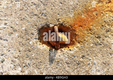 Große konkrete rechteckigen Blöcken am Ufer von Erosion liegen im Meer zu schützen. Gehäuse von Eisenbahnschienen. Rusty Schleife auf dem Betonblock Stockfoto