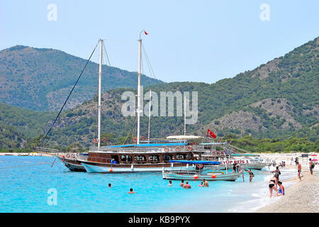 Urlauber und Touristen Boot auf Olu Deniz Belcekiz Beach, Türkei Stockfoto