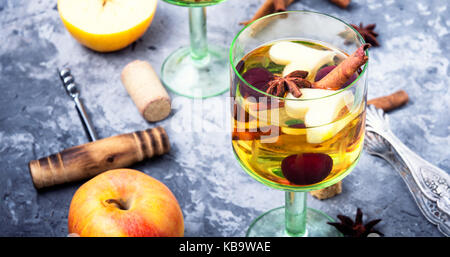 Erfrischende traditionelle Sangria mit Fruchtstücken Stockfoto