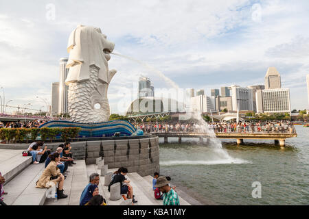 Singapur - September 6, 2017: Touristen am Merlion Park in der Marina Bay, wo das Ikonische 8,6 Meter hohen Merlion statue Wasserspeier aus seiner Mou ruhen Stockfoto