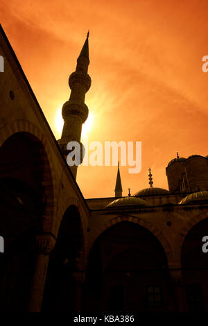 Sonnenuntergang über dem Sultan Ahmed Moschee (Blaue Moschee). Istanbul. Die Türkei. Stockfoto