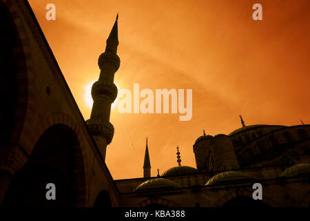 Sonnenuntergang über dem Sultan Ahmed Moschee (Blaue Moschee). Istanbul. Die Türkei. Stockfoto