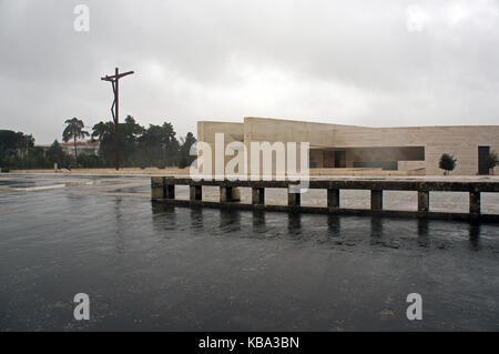 Platz und neue, zweite Kirche Unserer Lieben Frau vom Rosenkranz von Fatima, Portugal - Wallfahrtsort Stockfoto