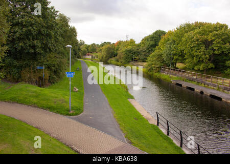 Radweg (National Cycle Network Route 754) von Glasgow nach Bowling entlang der Forth-and-Clyde-Kanal, von Kilbowie Brücke, Clydebank, Schottland gesehen Stockfoto