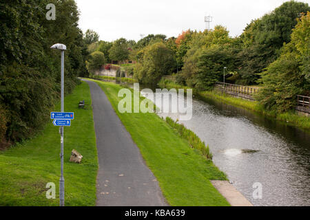 Radweg (National Cycle Network Route 754) von Glasgow nach Bowling entlang der Forth-and-Clyde-Kanal, von Kilbowie Brücke, Clydebank, Schottland gesehen Stockfoto