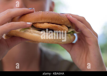 In der Nähe der weiblichen Hände halten Hamburger Stockfoto
