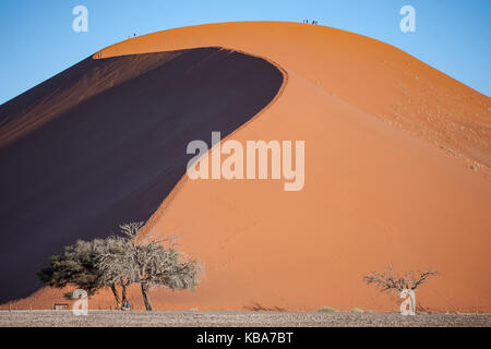 Menschen klettern Düne 45, Sossusvlei, Namibia Stockfoto