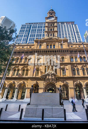 Australien, New South Wales, Sydney, Martin Place, das Ehrenmal War Memorial mit Blick auf die Sandsteinfassade des General Post Office und der westi Stockfoto