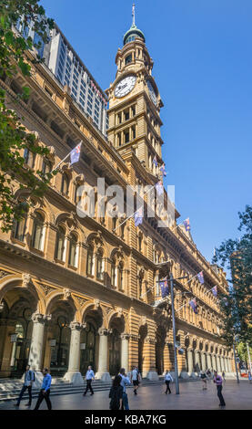 Australien, New South Wales, Sydney, Martin Place, Blick auf die Sandsteinfassade des General Post Office und das Westin Hotel Stockfoto