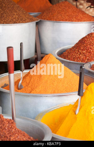 Indischer Subkontinent Markt verkaufen farbenprächtige Natürliche spice Pulver mit haufenweise Bunte indische Gewürze wie Chili, Kurkuma und Tikka Stockfoto