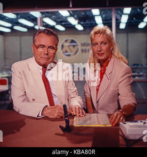 Aktenzeichen XY ungelöst, Sendereihe, Deutschland 1988, Fahnder: Eduard Zimmermann mit Assistentin Sabine Zimmermann Stockfoto