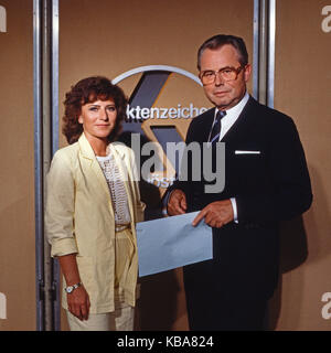 Aktenzeichen XY ungelöst, Sendereihe, Deutschland 1987, Fahnder: Eduard Zimmermann und Irene Campregher Stockfoto