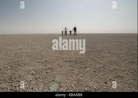 Eine Familie eine Perspektive für die Größe der Salzpfanne, Etosha National Park, Namibia Stockfoto