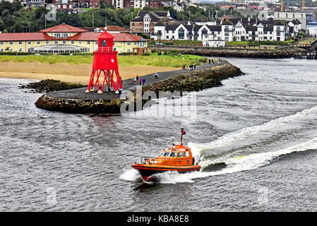 South Shields Herde Groyne alten Leuchtturm und lotsenboot Collingwood im Regen Stockfoto