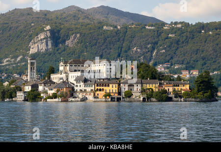 Panoramablick auf die Insel San Giulio, in der Mitte der Ortasee, Piemont, Italien. Stockfoto