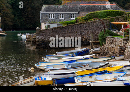 Auf Jollen gefesselt auf die Gezeiten Ufer des Flusses Yealm bei Newton Ferrers, Devon, Großbritannien Stockfoto