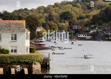 Blick entlang der Gezeiten Newton Creek, die Dörfer von Newton Ferrers und Noss Mayo auf dem Fluss Yealm, Devon, Großbritannien Stockfoto