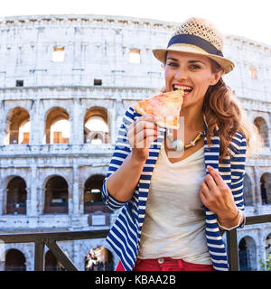 Urlaub in Rom. Portrait von Happy stilvolle touristische Frau in Rom, Italien Pizza essen Stockfoto